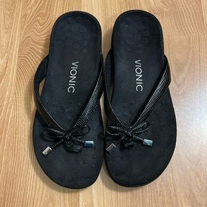 Vionic contoured flip flops, black with bows and silver details